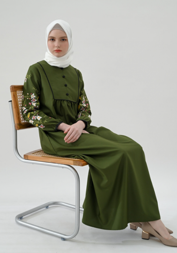 Gamis dengan hiasan bordir minimalis